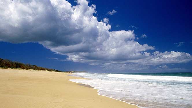 13 Pantai ini punya pasir warna-warni, hijau sampai pelangi semua ada!