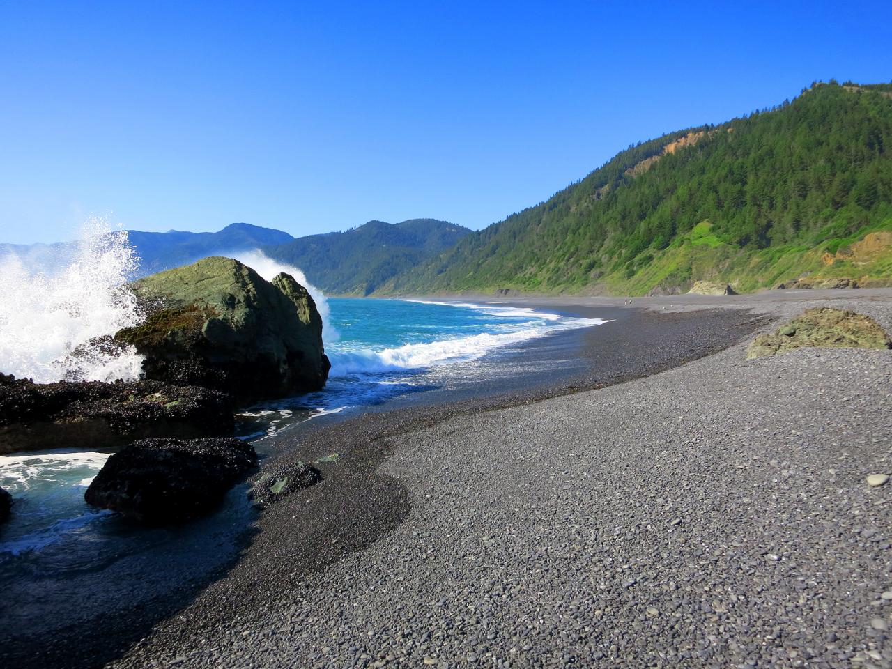 13 Pantai ini punya pasir warna-warni, hijau sampai pelangi semua ada!
