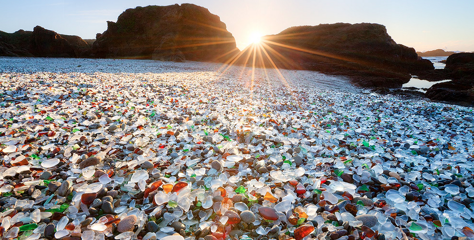 13 Pantai ini punya pasir warna-warni, hijau sampai pelangi semua ada!
