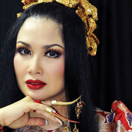 10 Artis cantik ini ternyata punya bibir seksi ala Kylie Jenner, aw!