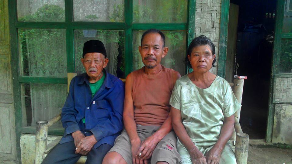 Kisah perjuangan kakek renta jual pisang & sapu ini bikin trenyuh