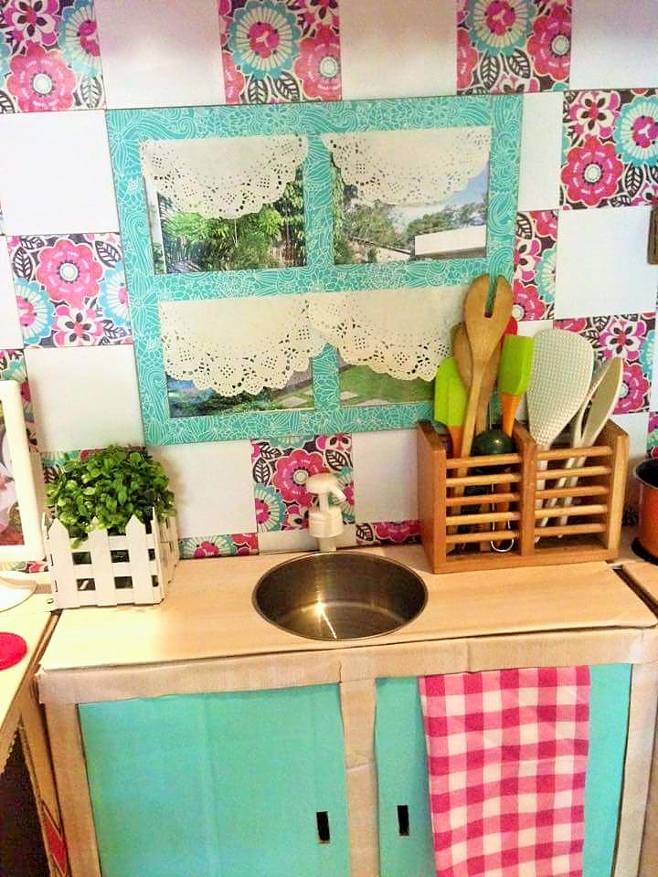 Ibu ini sulap kardus bekas jadi dapur mini yang cantik, kreatif!