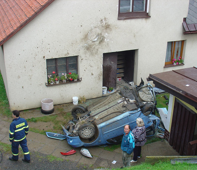 22 Momen kecelakaan yang nggak habis pikir, konyol tapi ngeri...