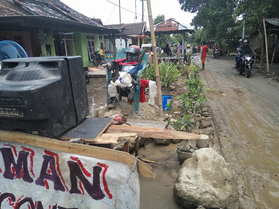 Ada kuburan di tengah jalan alternatif Mojokerto-Jombang, kok bisa?