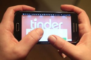 5 Tipe foto cowok ini ternyata sering kamu temukan di Tinder, apa ya?