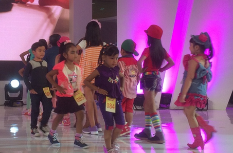 Lucunya anak-anak ini melenggak-lenggok di acara Fimela Fest
