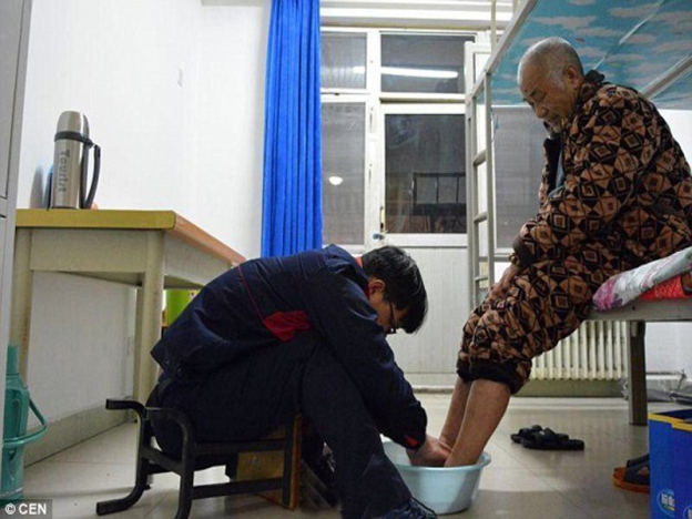 Anak berbakti, rela bawa bapaknya yang sakit tinggal di asrama kampus