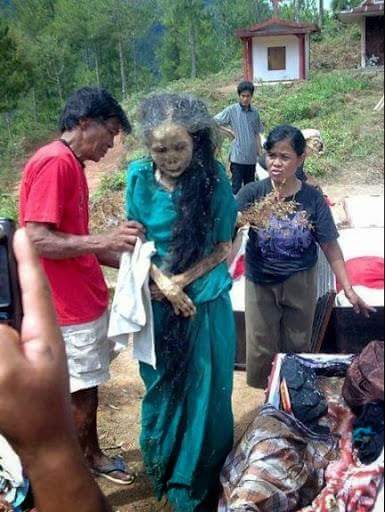 10 Foto penampakan 'mayat berjalan' di Tana Toraja, seram nggak? 10 Foto penampakan 'mayat berjalan' di Tana Toraja, seram nggak?