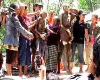 10 Foto penampakan 'mayat berjalan' di Tana Toraja, seram nggak? 10 Foto penampakan 'mayat berjalan' di Tana Toraja, seram nggak?