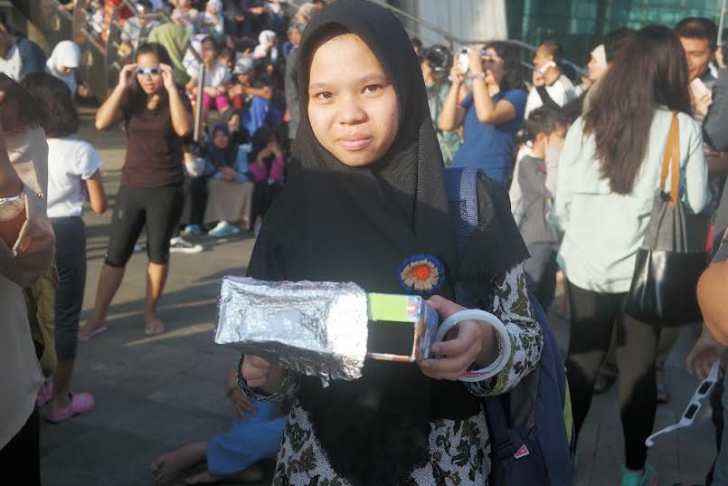 Segelintir warga Jakarta nonton gerhana pakai teleskop kardus, kreatif
