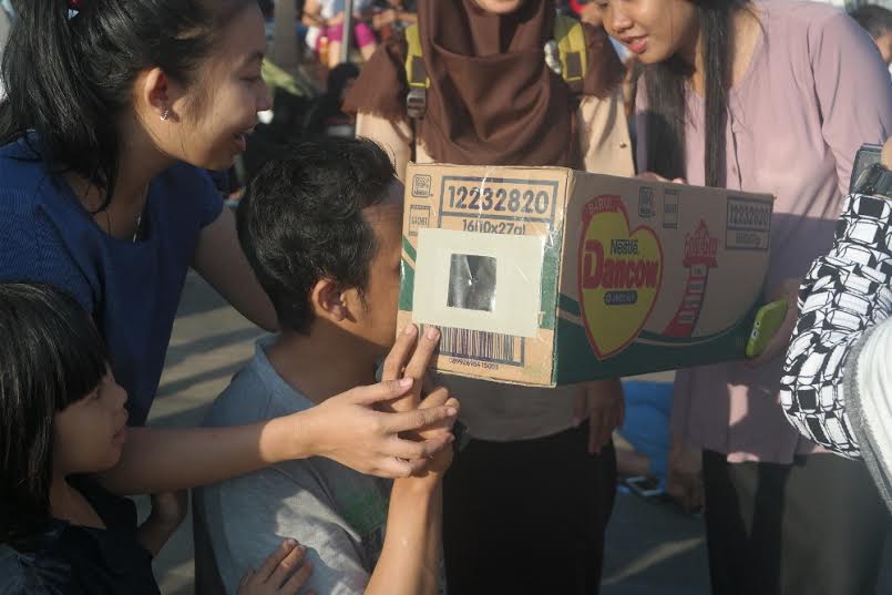 Segelintir warga Jakarta nonton gerhana pakai teleskop kardus, kreatif