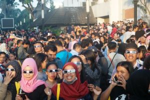 4.000 kacamata gratis 'ludes' untuk melihat gerhana matahari, wow!
