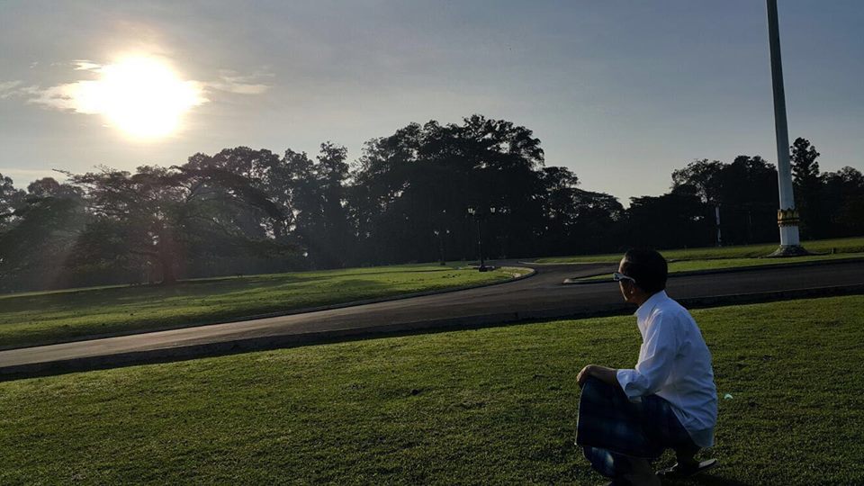 Bersarung, Presiden Jokowi amati gerhana matahari total di Bogor