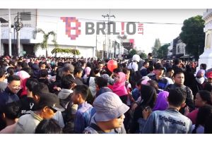 Mengintip ribuan warga nonton gerhana matahari dari Tugu Jogja