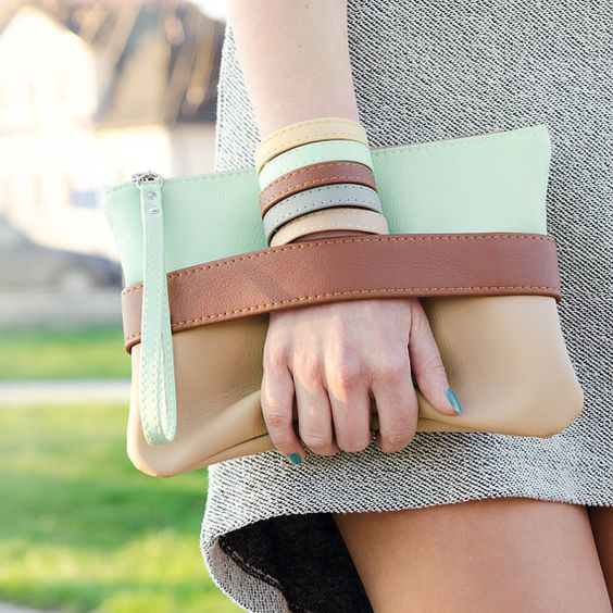 10 Inspirasi clutch ini bisa bikin gaya fashionmu makin chic! 10 Inspirasi clutch ini bisa bikin gaya fashionmu makin chic!