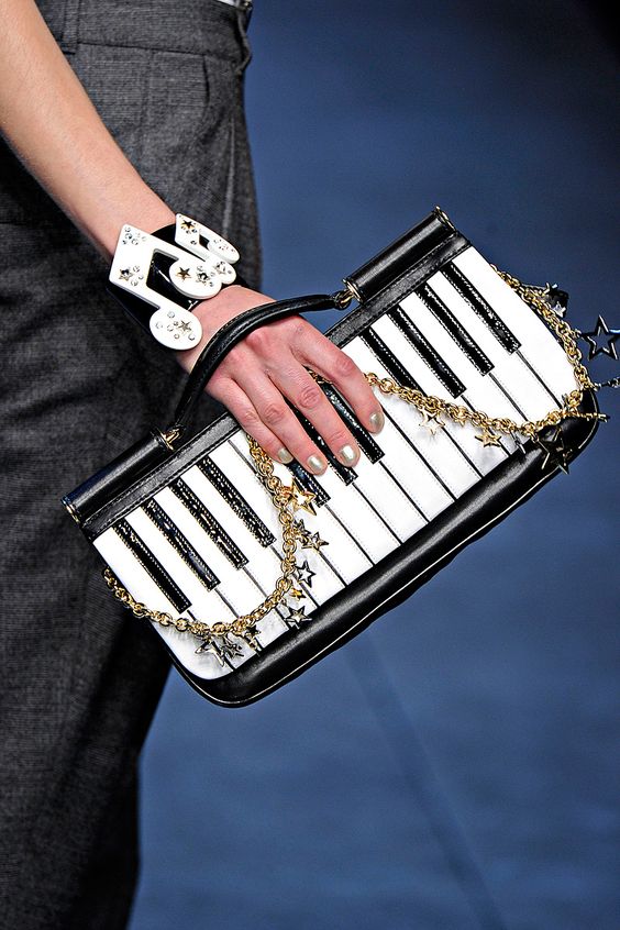 10 Inspirasi clutch ini bisa bikin gaya fashionmu makin chic! 10 Inspirasi clutch ini bisa bikin gaya fashionmu makin chic!