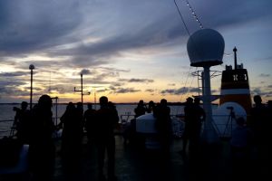 Merinding lihat gerhana matahari dari tengah laut, takbir pun bergema