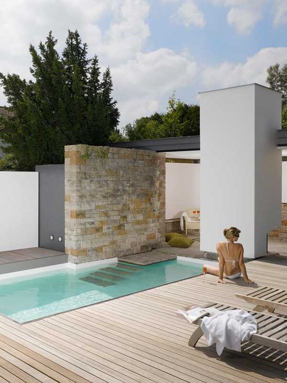 16 Desain kolam renang mungil untuk halaman belakang rumahmu