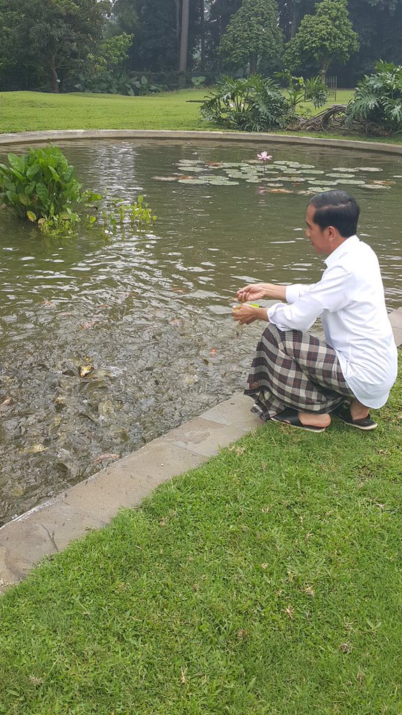 Empat momen keren saat Jokowi memakai sarung, tampil sederhana