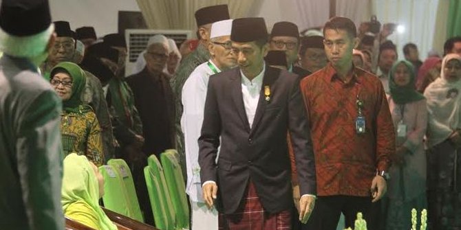 Empat momen keren saat Jokowi memakai sarung, tampil sederhana