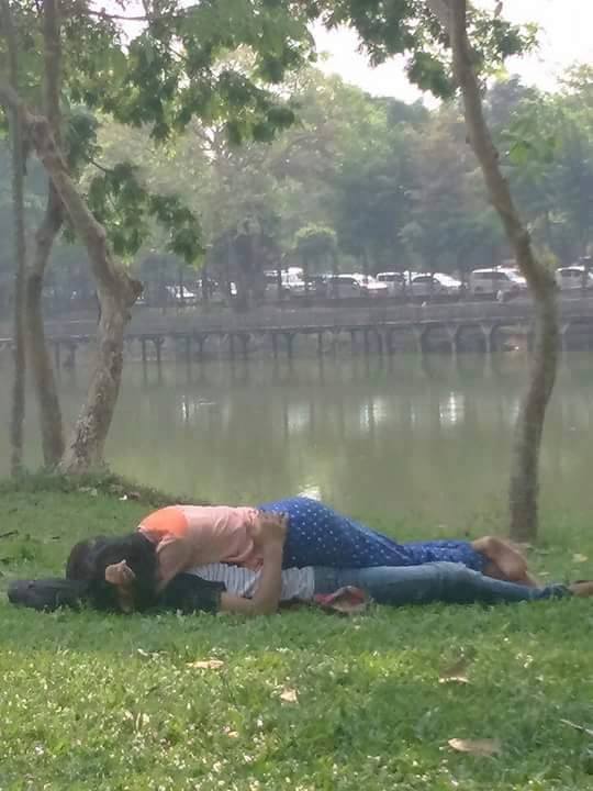 Dua sejoli ini tak risi pacaran 'mesra' di tempat umum, memalukan! Dua sejoli ini tak risi pacaran 'mesra' di tempat umum, memalukan!