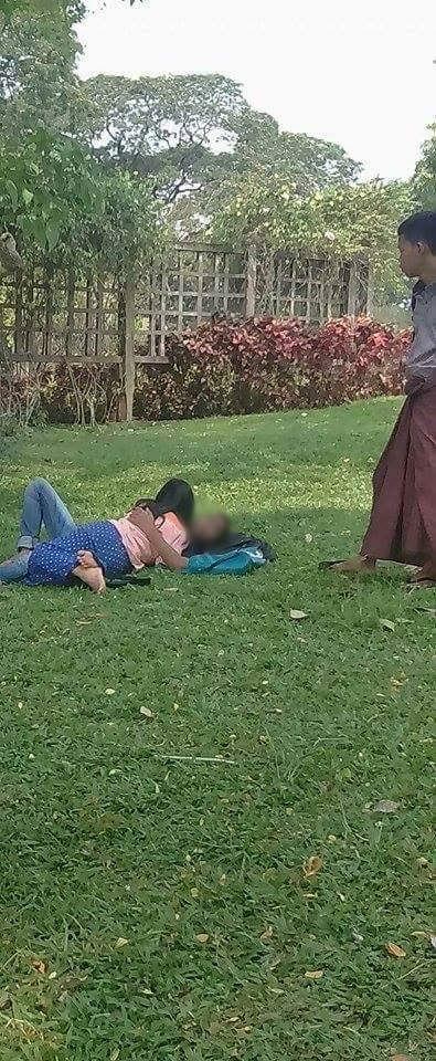 Dua sejoli ini tak risi pacaran 'mesra' di tempat umum, memalukan! Dua sejoli ini tak risi pacaran 'mesra' di tempat umum, memalukan!