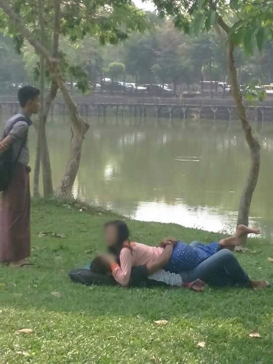 Dua sejoli ini tak risi pacaran 'mesra' di tempat umum, memalukan! Dua sejoli ini tak risi pacaran 'mesra' di tempat umum, memalukan!