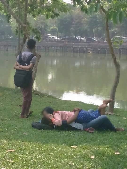 Dua sejoli ini tak risi pacaran 'mesra' di tempat umum, memalukan! Dua sejoli ini tak risi pacaran 'mesra' di tempat umum, memalukan!