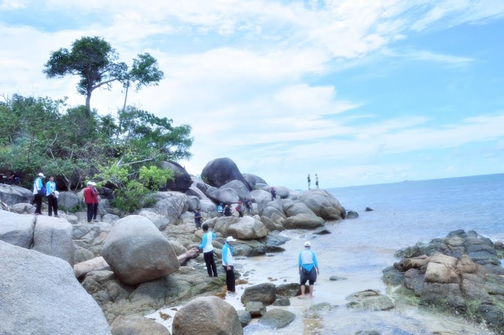 Pasir putih & batuan di pantai 'Laskar Pelangi' ini pukau para turis