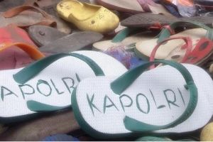 6 Cara unik jaga sandal dari pencuri ini bikin ngakak, kamu pernah?