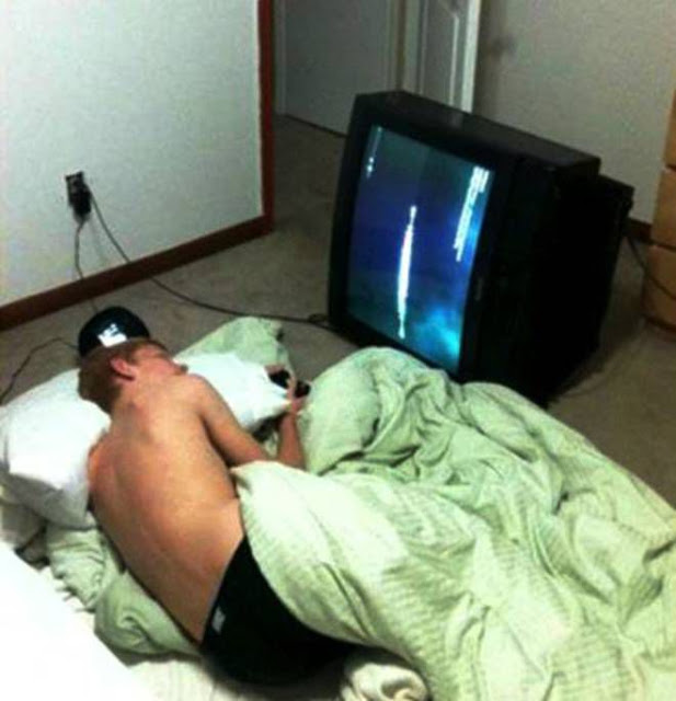 Duh, 18 foto ini tingkah laku orang yang mager abis, kamu pernah?  Duh, 18 foto ini tingkah laku orang yang mager abis, kamu pernah?