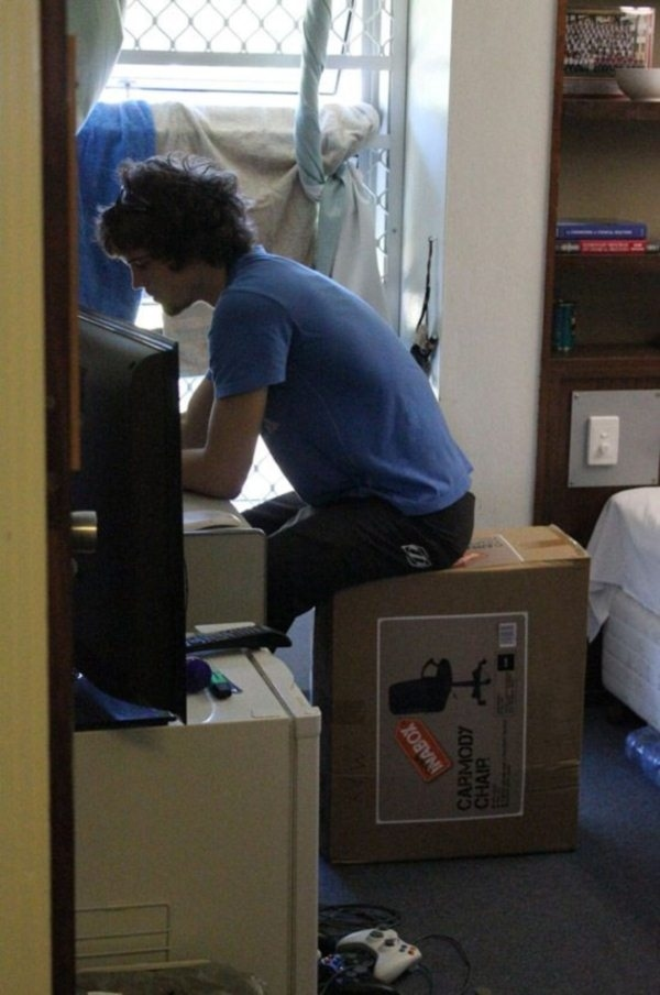 Duh, 18 foto ini tingkah laku orang yang mager abis, kamu pernah?  Duh, 18 foto ini tingkah laku orang yang mager abis, kamu pernah?