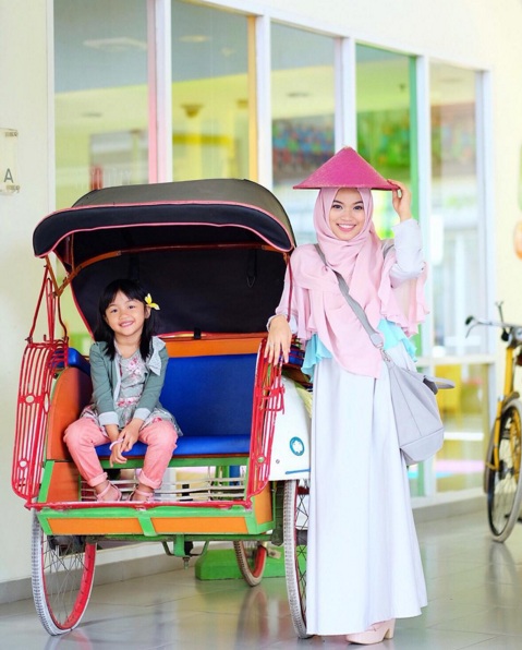 Kenalin si cantik nan fashionable Gherisa Hanifa, cucu pertama Aa Gym Kenalin si cantik nan fashionable Gherisa Hanifa, cucu pertama Aa Gym