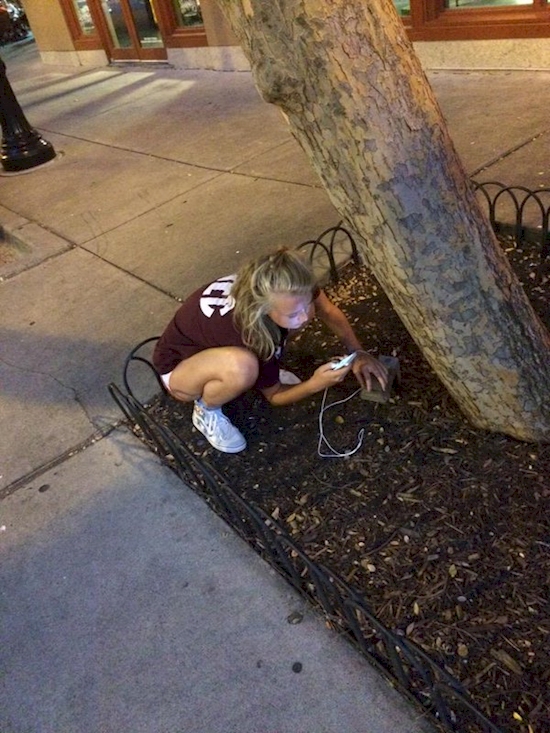 13 Foto ini bukti jika manusia sudah kecanduan smartphone, duh miris! 13 Foto ini bukti jika manusia sudah kecanduan smartphone, duh miris!