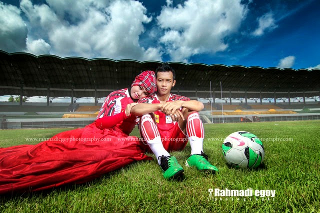 20 Foto inspirasi pre-wedding bertema sepak bola, unik dan romantis! 20 Foto inspirasi pre-wedding bertema sepak bola, unik dan romantis!