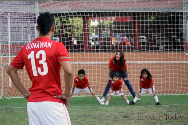 20 Foto inspirasi pre-wedding bertema sepak bola, unik dan romantis! 20 Foto inspirasi pre-wedding bertema sepak bola, unik dan romantis!