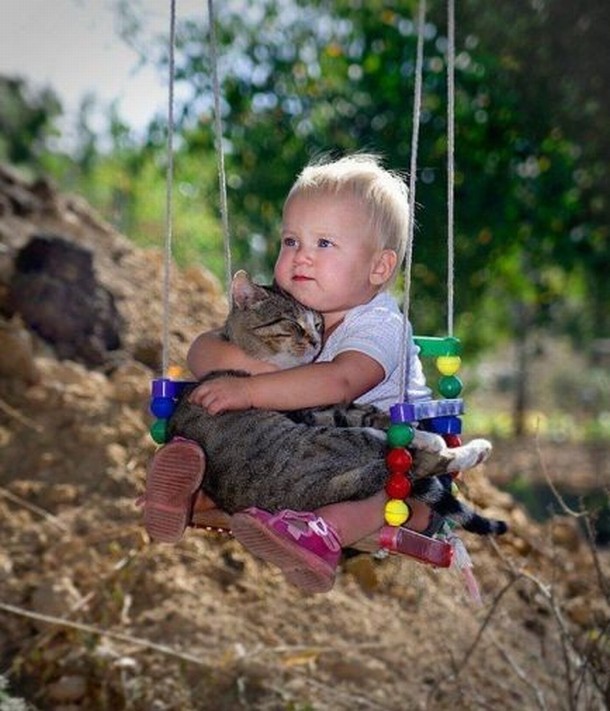 20 Foto balita lagi asyik main bareng kucing, lucunya dobel!