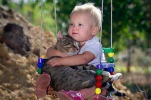 20 Foto balita lagi asyik main bareng kucing, lucunya dobel!