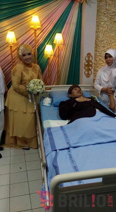 Kisah haru mempelai yang melangsungkan pernikahan di rumah sakit Kisah haru mempelai yang melangsungkan pernikahan di rumah sakit