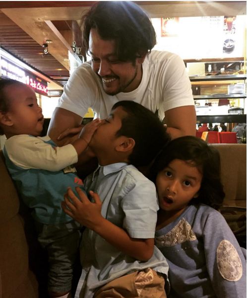 14 Foto kemesraan keluarga Dwi Sasono & Widi Be3, bikin jomblo iri!