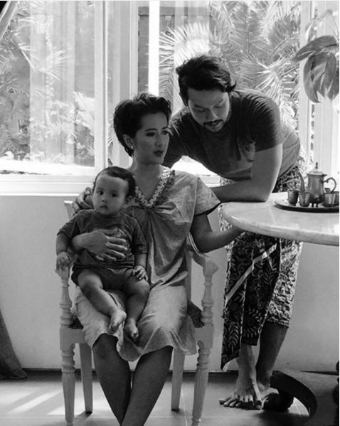 14 Foto kemesraan keluarga Dwi Sasono & Widi Be3, bikin jomblo iri!