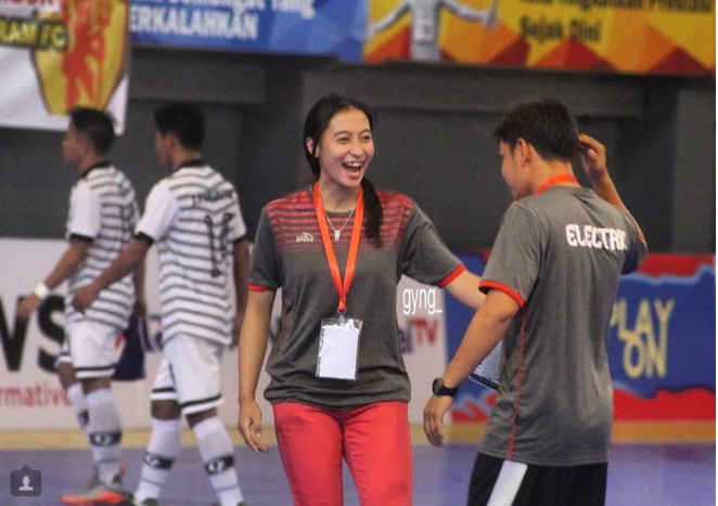 Cantiknya Windy Mayang, fisioterapis tim futsal electric PLN, uhuk!