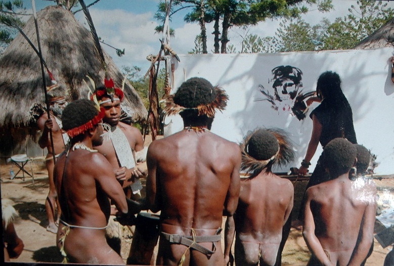 Pria nyentrik ini berburu objek lukisan hingga pedalaman Papua