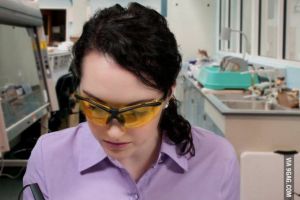 Aksi wanita dalam foto ini mengundang tawa, apa ya 5 kesalahannya? 