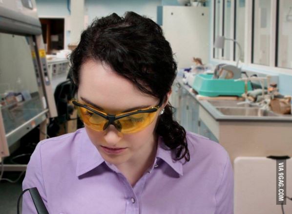 Aksi wanita dalam foto ini mengundang tawa, apa ya 5 kesalahannya? 