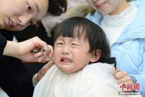 10 Ekspresi lucu anak kecil saat potong rambut, duh gemas deh!