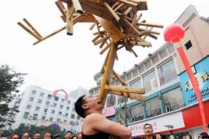 Pria ini mampu angkat kursi kayu seberat 75 kg pakai giginya, wow!