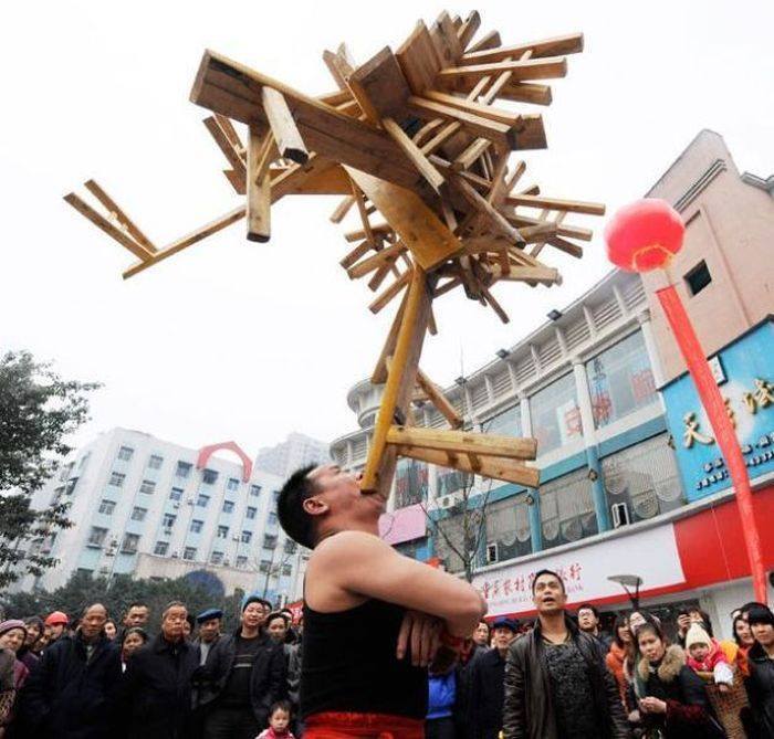 Pria ini mampu angkat kursi kayu seberat 75 kg pakai giginya, wow!
