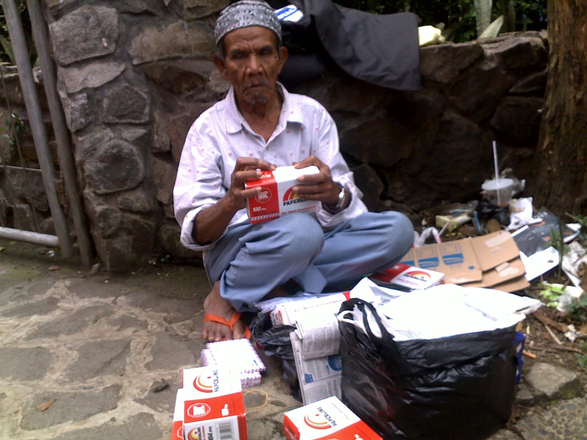 Bapak tua penjual amplop wafat, netizen berduka...