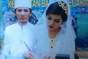 Pasangan ini menikah setelah 2,5 tahun LDR , so sweet!